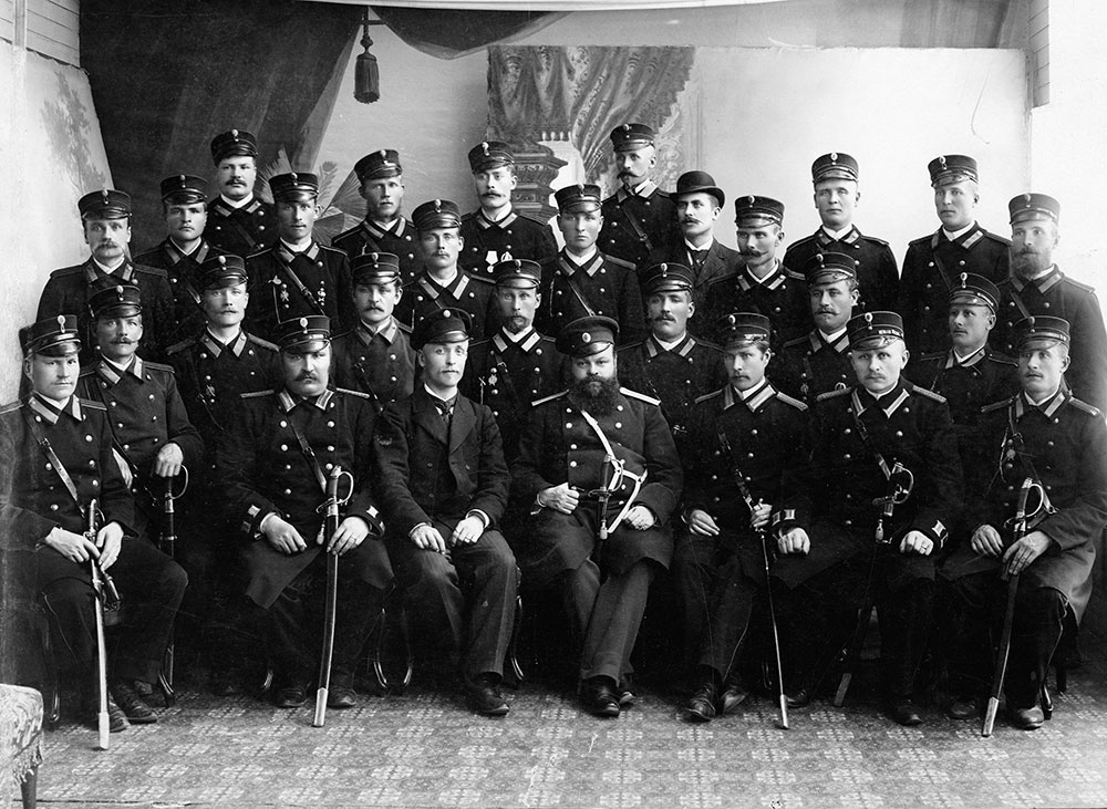 Finlands fjärde statliga polisinrättning grundades i Tammerfors 1891, och därmed lades den kommunala polisen i staden ner. Enligt förordningen genom vilken polisinrättningen grundades skulle alla kommissarier och konstaplar inom ordningspolisen bära uniform, men för detektiver vid kriminalpolisen räckte det med att vid behov kunna uppvisa tjänstetecken. Poliser i Tammerfors 1896, då polisinrättningen fyllde fem år.