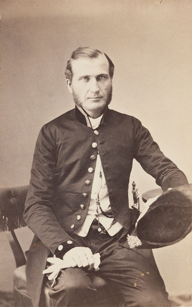 Till länsmannens uniform hörde under senare hälften av 1800-talet en mörk syrtutrock och vid fest även bikorn och svärd. Till vardags bar länsmannen en mörkgrön uniformsmössa. Sagu länsman Carl Johan Sevonius. Bild: Museiverket.