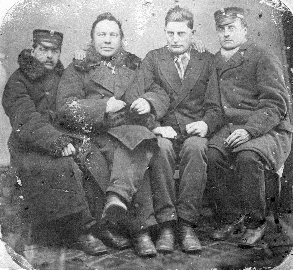 År 1866 anställde Tammerfors magistrat två poliser som skulle upprätthålla ordningen dagtid. Därmed hade polisverksamheten i staden inletts. På denna gruppbild från 1870-talet ses fyra Tammerforspoliser. Till höger en tidstypisk uniformsmössa. Bild: Vapriikkis bildarkiv.