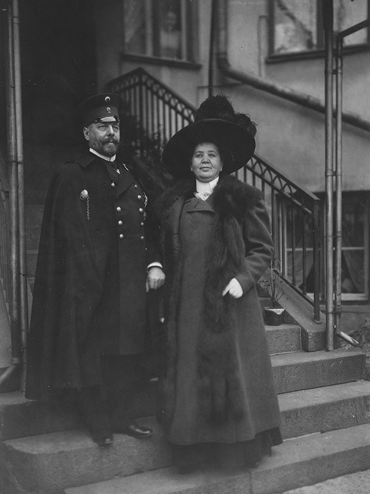 Kaupunkien poliisimestarien 1900-luvun alun virkapuvuissa oli vaihtoehtoisena päällysvaatteena levätti eli polveen asti ulottuva viitta. Vaikka virkapukuja muuten välillä länsimaistettiin, pysyi poliisimestarin puku venäläismallisena vuoteen 1917 asti. Kuva noin vuodelta 1908.