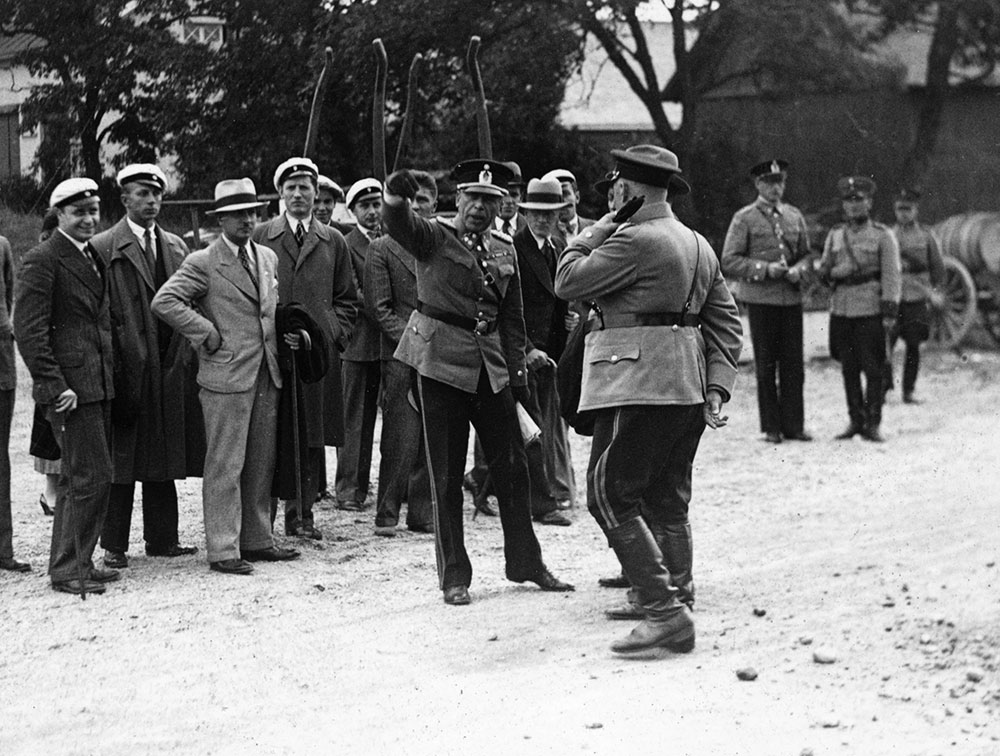 The tradition of wearing a summer coat made of light-coloured material had begun in the 19th century. In 1918, it was decided that the colour of the summer coat was to be light grey. The cut of the summer coat and its rank insignia were usually similar to those of the darker uniform. Commanding officers and guests at the inauguration of Turku Airport in 1935.