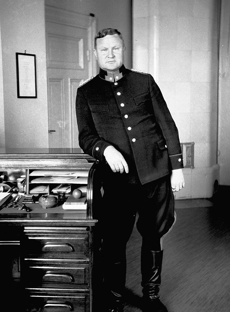 The amount and size of rank insignia and the shape of the collar straps depended on the rank of the bearer. The roses of the chief inspectors were smaller than those of higher-ranking policemen, and small-town police chiefs had fewer roses than police chiefs in bigger cities. Lauri Kesäjärvi, Police Chief of Hämeenlinna, wearing the uniform of 1935.