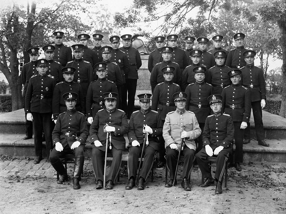 The State Police School was established in the autumn of 1918. The teachers and students of the school wore a uniform from the very beginning, but their uniforms were not mentioned in an official uniform statute until 1929. The collar straps and piping of the teachers were to be grey, and the letters PK were to be present on the shoulder straps of students. Swedish-language course at the State Police School on the Fortress of Suomenlinna in 1931.