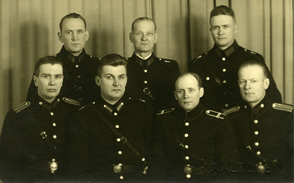 Uniformsförordningen från 1941 tillät fortsatt användning av vapenrocken från 1935, men gradbeteckningarna måste anpassas efter den nya förordningen. Övergångsperioden var ett halvt år. En del av Tammerforspoliserna på bilden bär den nya uniformen från 1941, andra bär den tidigare från 1935. Fotograf: M. Aaltonen.