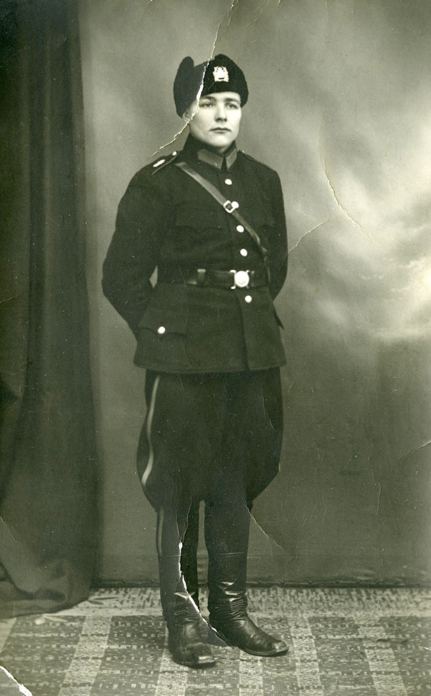 Ett centralt kännetecken för uniform m1941 var polisens nya svärdslejonemblem. Metallemblemet fästes på axlarna. Byxorna var försedda med ett brett ljusblå band som följde passpoalerna. Yngre konstapel Sakari Mansukoski vid Björneborgs polisinrättning iklädd uniform m1941.