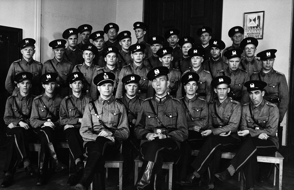 Under den materiella bristen på 1940-talet tog polisen i bruk flera olika typer av uniformer. Det fanns två olika uniformsrockar för sommarbruk: en grå militär rock som tagits i bruk 1940 och så förstås sommarrocken som hört till uniformen från 1935. Ett problem under och precis efter andra världskriget var att tygmaterialet var av låg kvalitet. Aspirantkurs i rörliga polisens regi i mitten av 1940-talet.