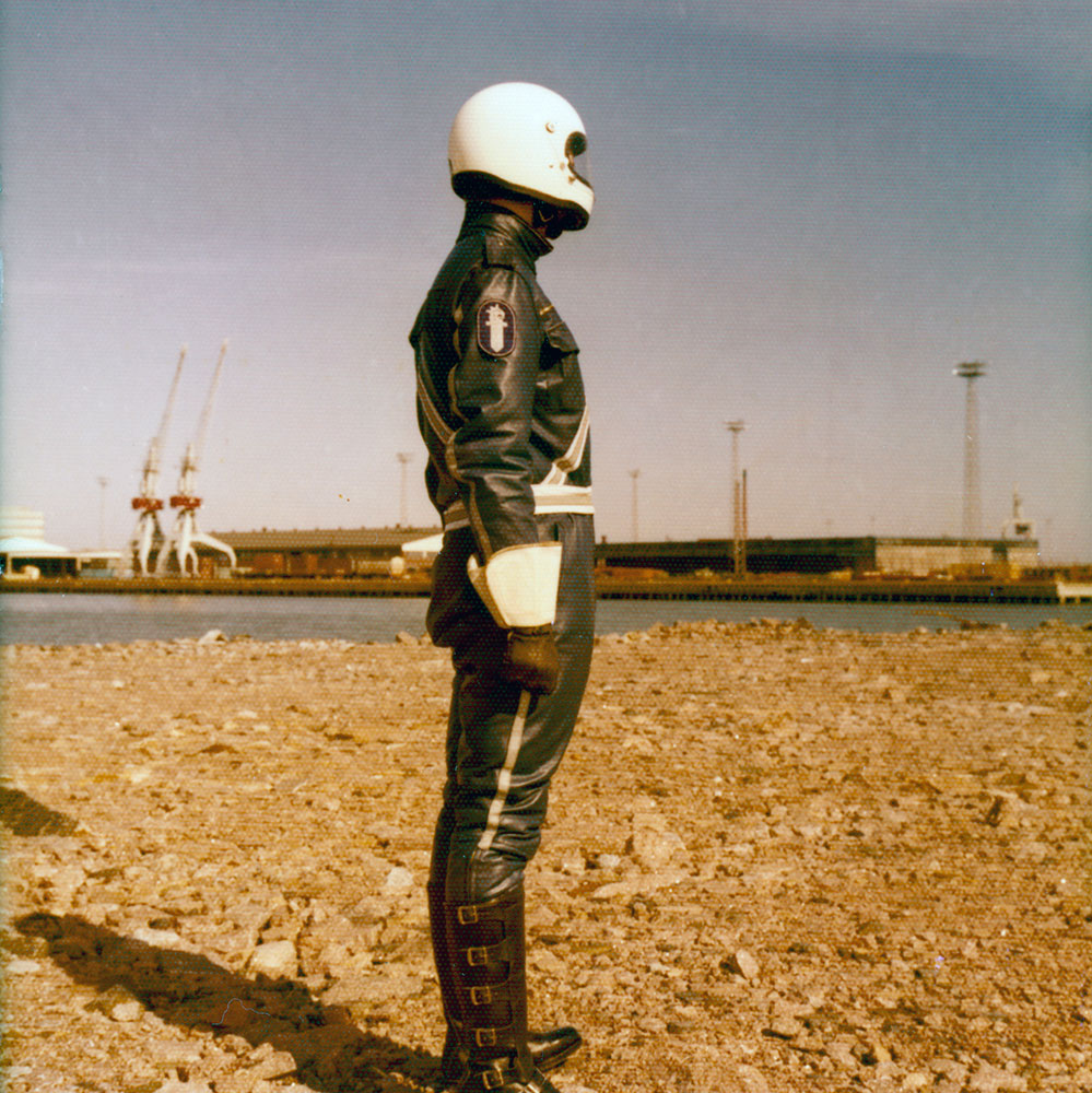 Moottoripyöräpoliisit olivat suojapuvun m1970 keskeinen käyttäjäryhmä. Mustaa nahkaa olevaan ajopukuun ei kuulunut arvomerkkejä, mutta toisessa hihassa oli miekkaleijonatunnus.