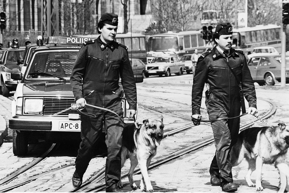 The special suit of 1970 was used by certain units, including police dog handlers. Dog police officers in the spring of 1982.