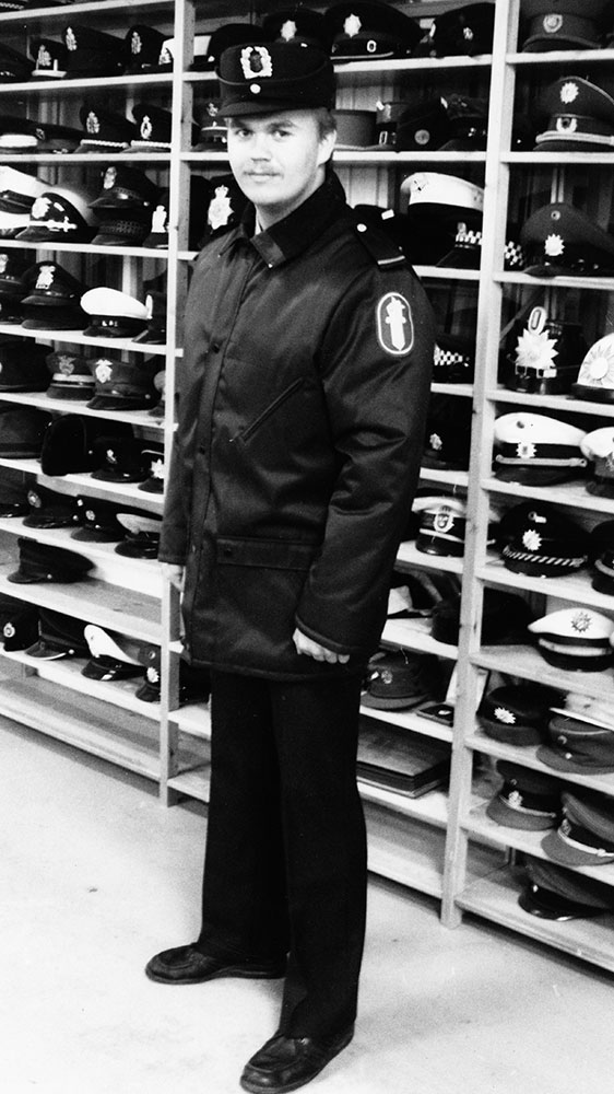 The field jacket of 1983 was made of dark blue water-resistant material. The jacket included a warm lining and a knit collar. This was the first police coat to be opened on the front side with a zipper instead of buttons. Photographer: Heikki Ikonen.