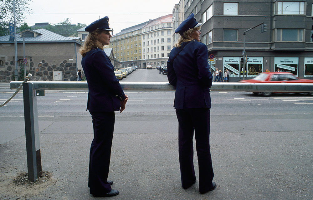 The uniform statute of 1983 permitted female officers to wear long trousers, but they were still required to have a skirt in their wardrobe for certain occasions. The statute thereby gave female officers more freedom to choose between trousers and the skirt, and it was permitted to deviate from the general regulations if need be. Security measures at an international conference held at the Finlandia Hall in Helsinki, 1980s.