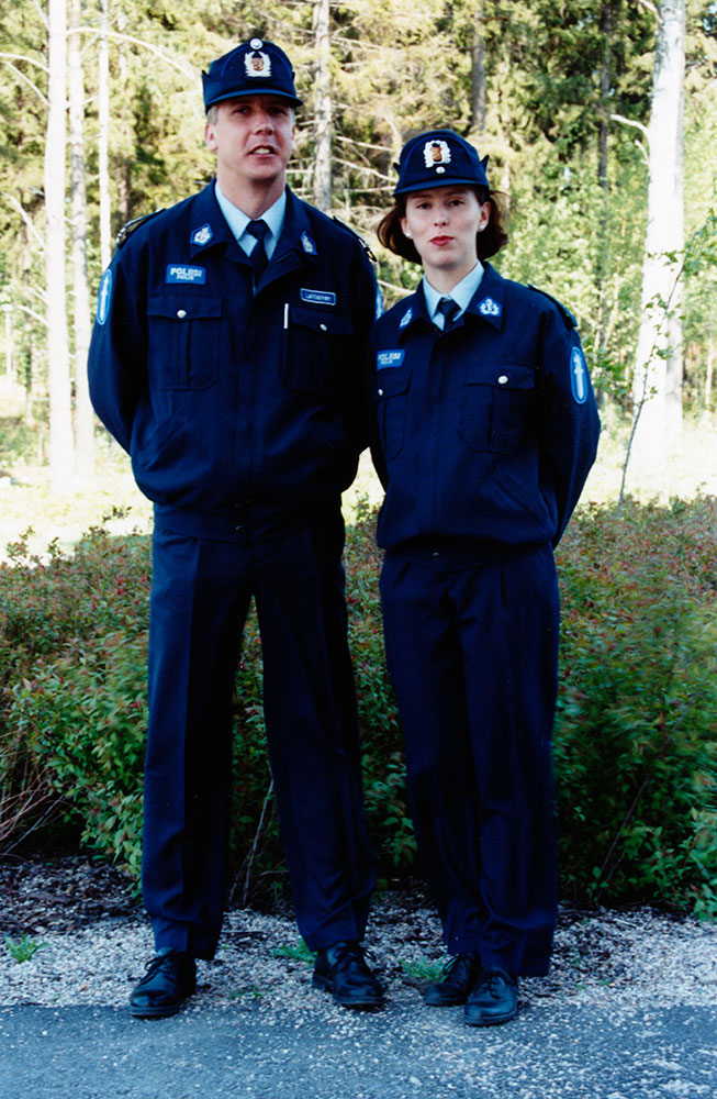 Fältuniformen förnyades 1993: jackan blev längre och täckte därmed hölstret som satt i bältet, och byxorna blev lösare. En lättare mössa infördes för att användas parallellt med den gamla mössan.