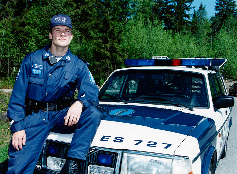 En overall som var något lösare än de tidigare specialdräkterna infördes 1993. Antalet fickor utökades och en av bröstfickorna utformades för att kunna innehålla en radiotelefon. Samtidigt infördes en nyhet som gjorde overallen lämplig som fältdräkt, nämligen redskapsbältet.