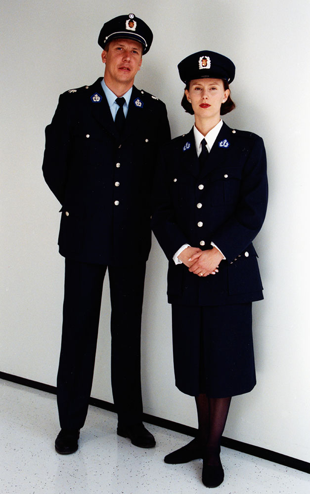 Uniformsrocken från 1951 förblev sig lik på 1990-talet, men härefter skulle den endast bäras vid representation. Samtidigt avskaffades det vita överdrag som traditionellt fästs på skärmmössan sommartid.