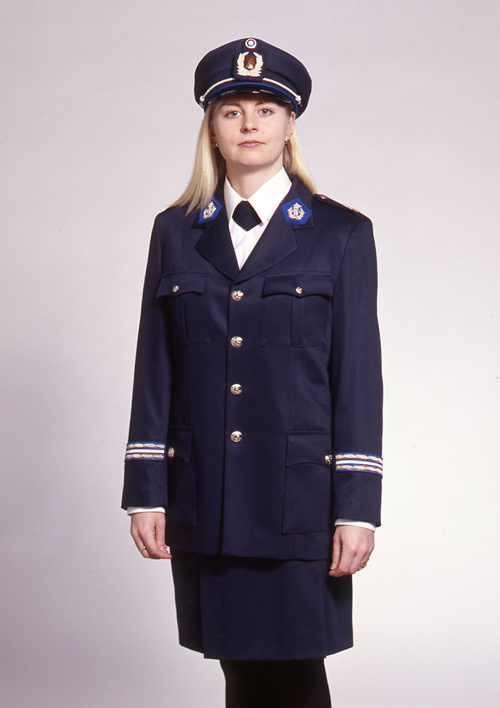 Uniformsrocken förblev 1999 i hög grad lik rocken från 1951 och kom att höra till både tjänste- och visitklädseln. Våren 2000 infördes en separat visitrock som kombineras med en vit skjorta. Fotograf: Dick Lindberg.