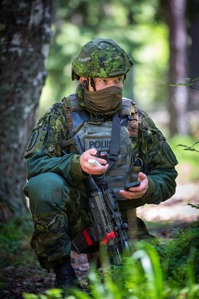 På 2000-talet låg fokus för utvecklingsarbetet på special- och skyddsutrustningen. Enheterna för krävande uppdrag fick 2011 en för deras arbete utformad VATI-dräkt som bestod av en overall med utrustningsväst. Foto: Sami Hätönen.