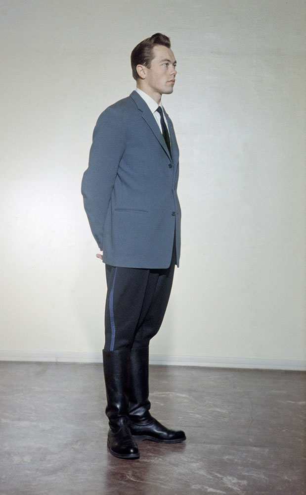 Nej, civila kläder får inte kombineras med uniformen.