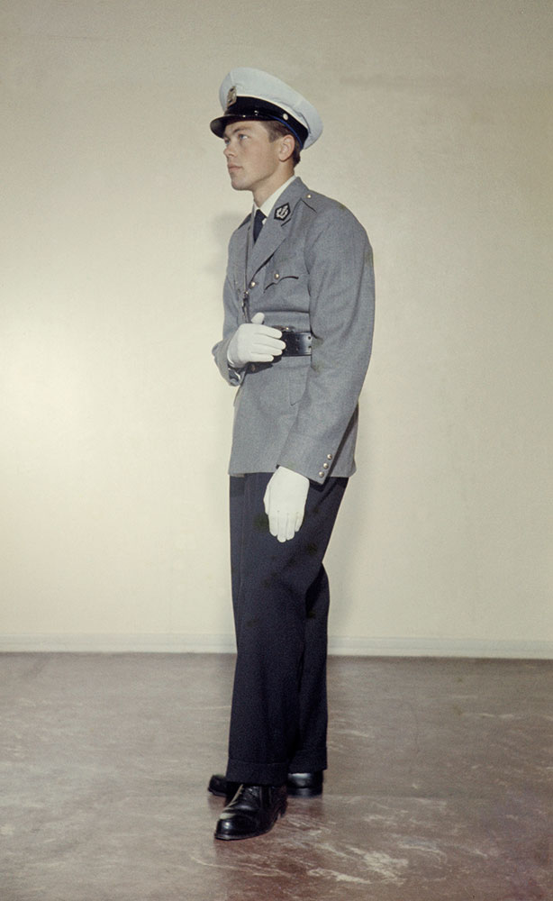 Dålig hållning och alltför stor ödmjukhet rimmar illa med den auktoritet uniformen ska utstråla.