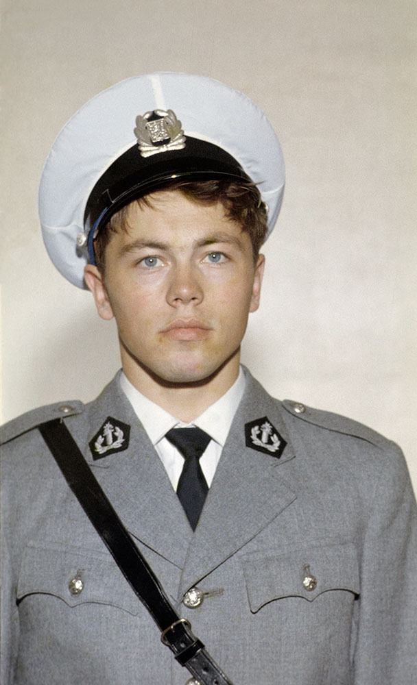 Håret ska vara kammat och eventuell pannlugg döljas under uniformsmössan. Mössan måste hållas rak och skärmen får inte vara sned.