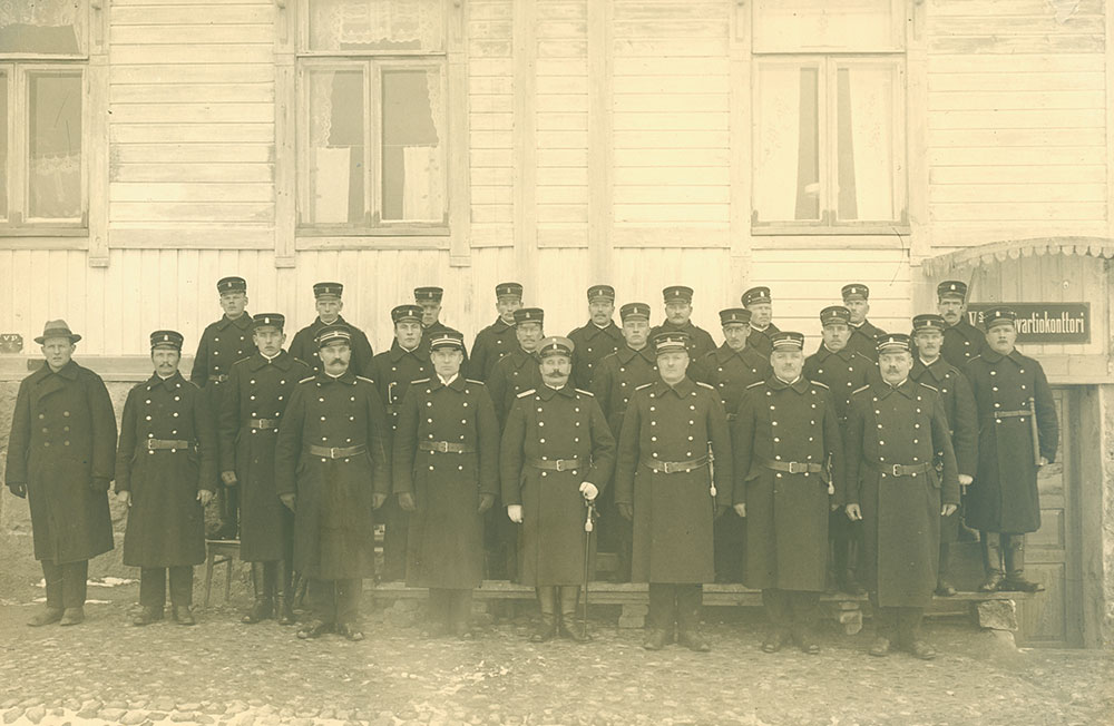 Itsenäisen Suomen ensimmäisessä virkapuvussa m1918 housut olivat samanlaista siniharmaata verkaa kuin virkatakki. Viralliset jalkineet olivat edelleen mustat nahkasaappaat. Vyötä ei erikseen määritelty, mutta valokuvien perusteella käytettiin tavallista nahkavyötä, jonka leveys saattoi vaihdella. Turun poliisilaitoksen 5. vartiopiirin henkilökunta talvella 1921.