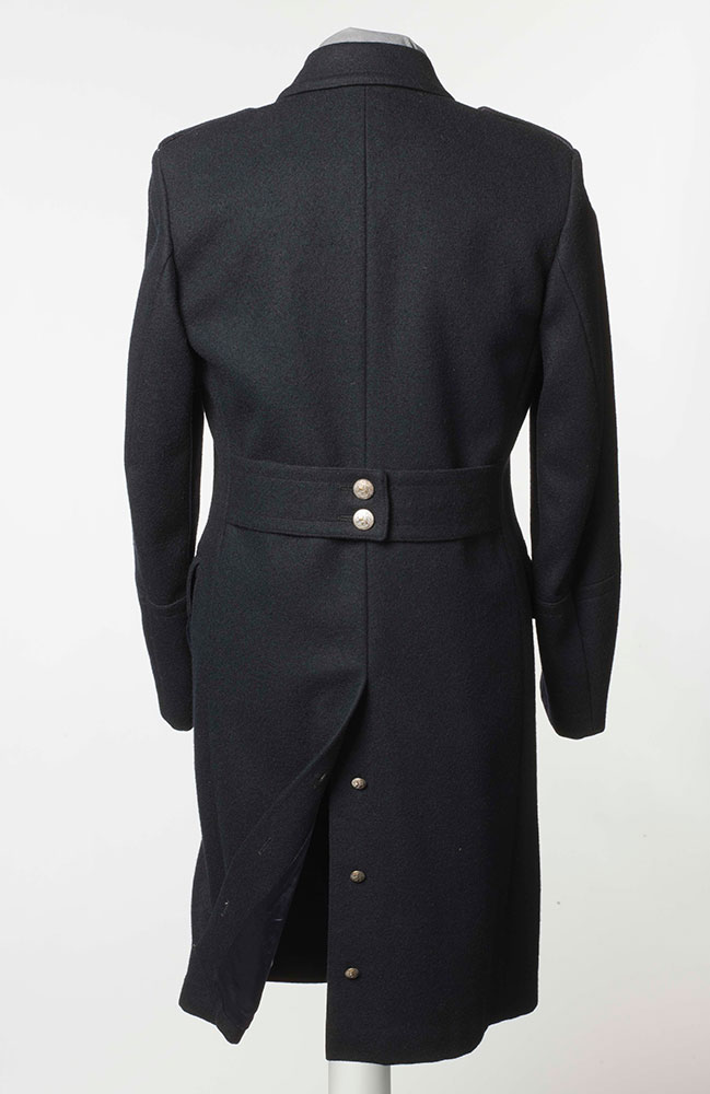 From 1923 onward, police coats had silver buttons featuring the coat of arms of Finland. From the 1920s until the 1970s, overcoats featured a split on the back hem. The purpose of the split was to facilitate fast movement, but when moving slowly, the split could be closed with small buttons. Image: Museokuva Matti Huuhka.