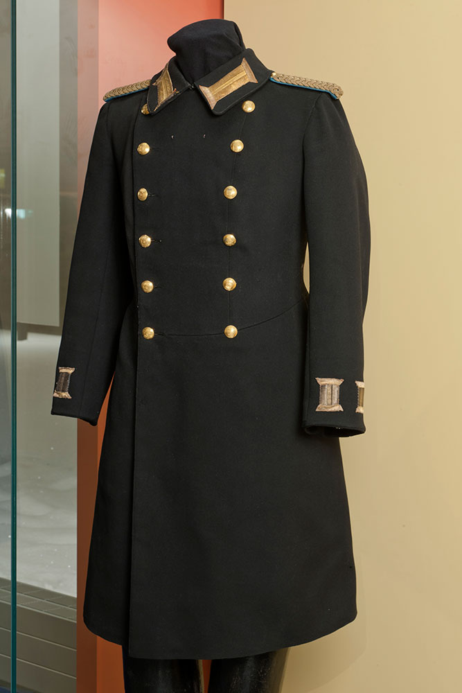 The sheriff uniforms of the 19th century followed the general uniform regulations for provincial servants. The sheriff uniform included an overcoat with buttons in two rows. Sheriff's overcoat on display at the Police Museum. This model was in use until 1903. Image: Museokuva Matti Huuhka.