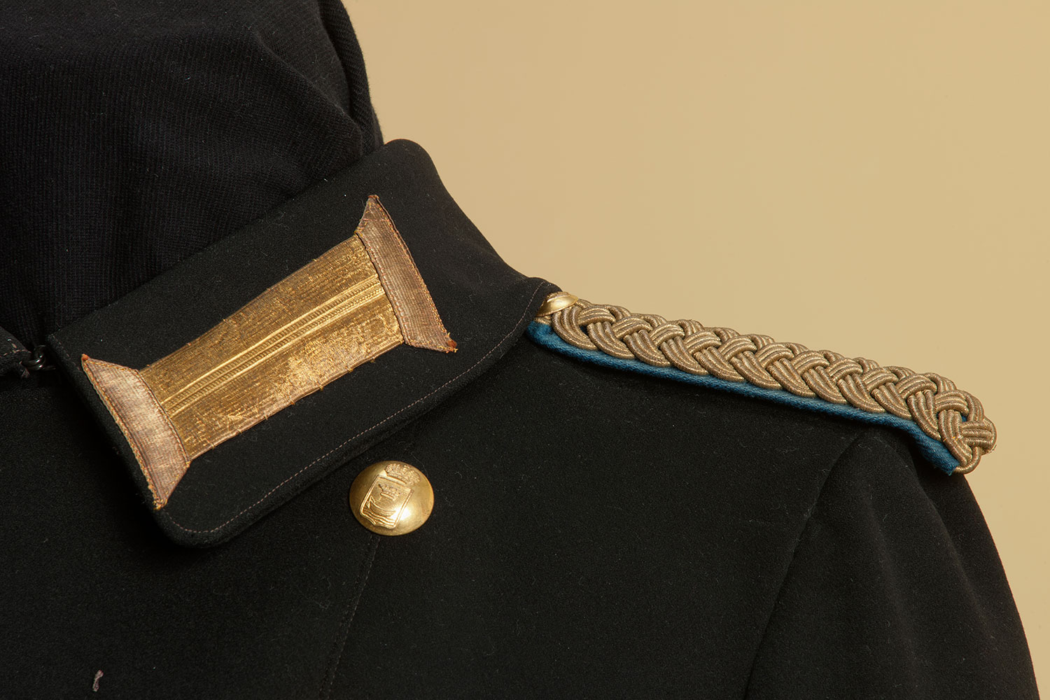 In the 19th and early 20th centuries, uniforms were expensive considering the salaries of provincial servants. This was mainly due to the materials used for rank insignia and other details. In the late 19th century, the sheriff's overcoat had gilded buttons featuring the provincial coat of arms, gilded braids on the shoulders and straps on the collar and cuffs. Image: Museokuva Matti Huuhka.