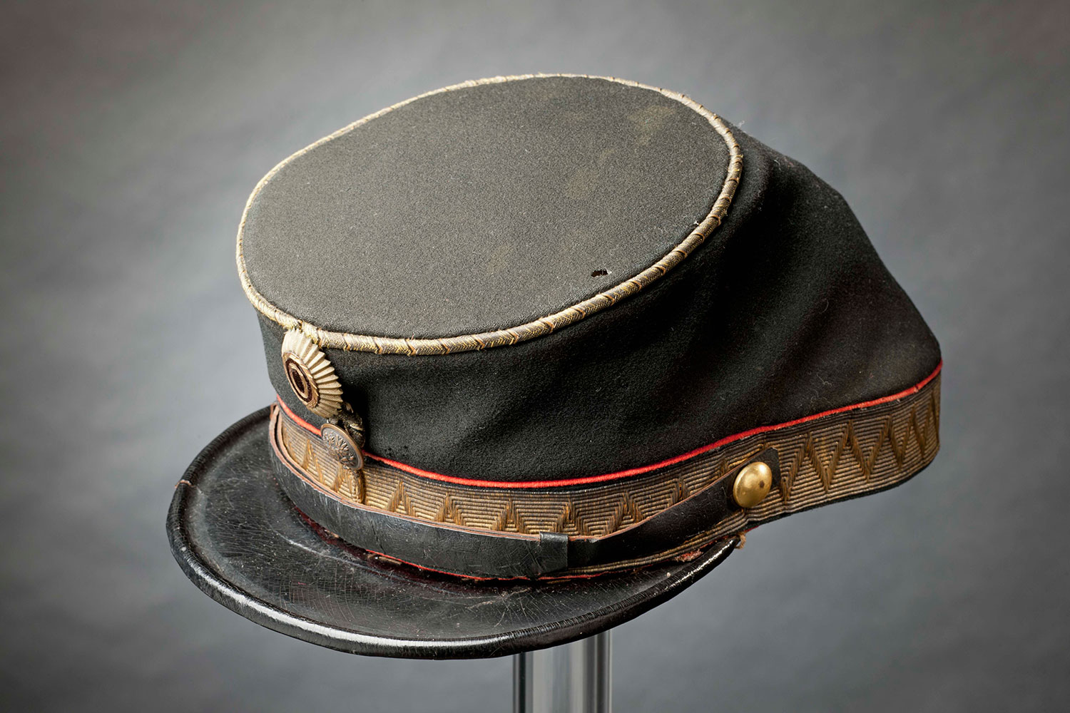 Lipallinen keipi oli alun perin sotilaspäähine, joka tuli tunnetuksi Krimin sodan ja Yhdysvaltain sisällissodan myötä. Helsingin poliisilaitoksen poliisipalvelijat saivat sen yhdeksi lakkivaihtoehdoksi vuonna 1861. Lakin etuosassa on Suomen autonomian ajan soikea virkakokardi ja sen alla olevassa napissa Venäjän kaksipäinen kotka. Kuva: Museokuva Matti Huuhka.