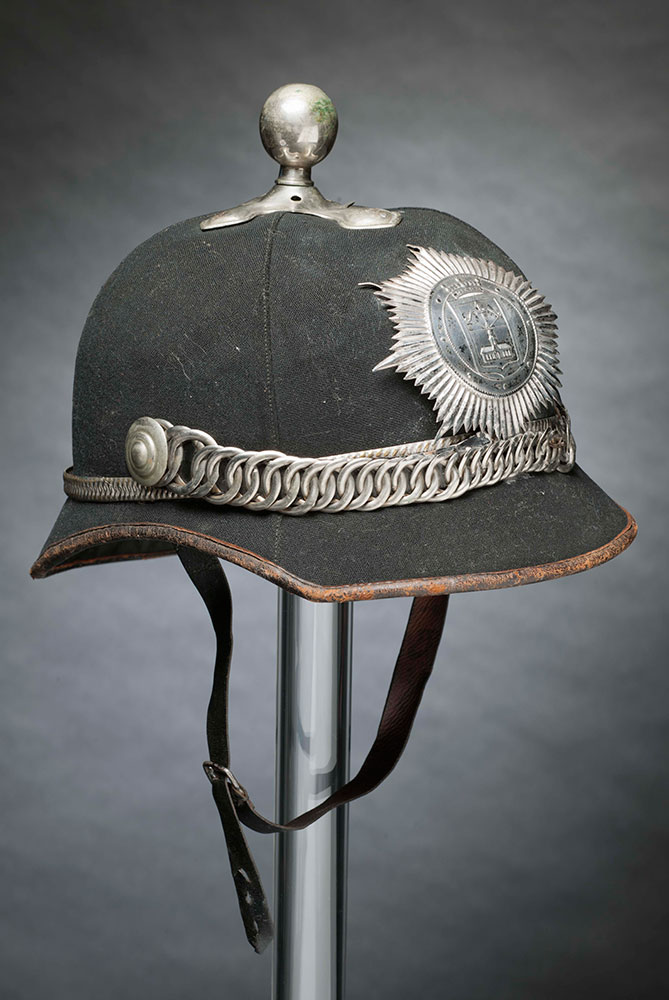 Vuonna 1906 kaupunkipoliisi sai käyttöönsä saksalaisperäisen kypärän, josta käytettiin nimitystä kaski. Kypärät olivat väriltään mustia ja niitä oli kahta mallia: nahka- ja kangaspäällysteisiä. Kypärän etuosassa oli hopeanvärinen tähti, jonka keskellä oli kaupungin vaakuna. Kuopion poliisilaitoksen kangaspäällysteinen kaski m1906. Kuva: Museokuva Matti Huuhka.