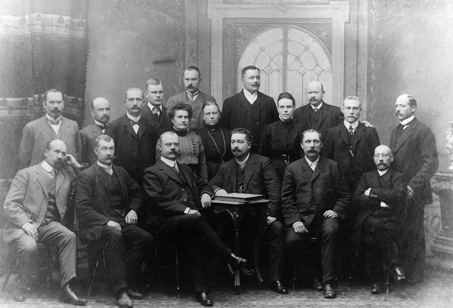 Ensimmäiset naiset tulivat poliisin tehtäviin 1900-luvun alussa. Heidän työnsä liittyi irtolaisten, käytännössä usein prostituoitujen, valvontaan. Irtolaisvalvonta oli sijoitettu rikospoliisin yhteyteen, ja muiden rikospoliisien tapaan naiset eivät käyttäneet virkapukua. Turun poliisilaitoksen rikososaston henkilökuntaa vuonna 1908.