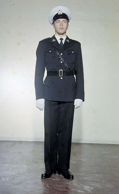 Avokauluksinen virkatakki m1951 toi ensimmäistä kertaa esiin takin alla käytettävän paidan ja loi samalla tarpeen paidan värin ja kuosin määrittelylle. Virkapukuasetuksen 393/1952 mukaan paidan tuli olla teräksenharmaa tai valkoinen ja paidan kauluksen puolikova, kaksinkertainen kääntökaulus.