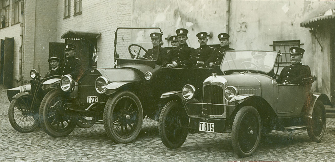 Ensimmäiset autot tulivat poliisin käyttöön 1900-luvun alussa ja moottoripyörät 1920-luvulla. Uudentyyppinen työväline toi uusia vaatimuksia myös virkapuvuille. Moottoriajoneuvoja kuljettavat konstaapelit mainitaan virkapukuasetuksessa ensimmäisen kerran vuonna 1929. Turun poliisilaitoksen auto-osasto 1920-luvulla.