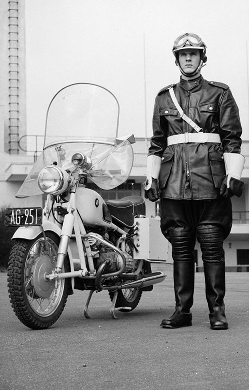 Moottoripyöriä alettiin käyttää liikennevalvonnassa 1950-luvun lopulla. Moottoripyöräpoliisit saivat vuonna 1958 kaksiosaisen, mustaa nahkaa olevan ajopuvun, jonka kanssa käytettiin valkoista kypärää, vyötä ja olkahihnaa, saappaita, ajorukkasia ja suojalaseja.