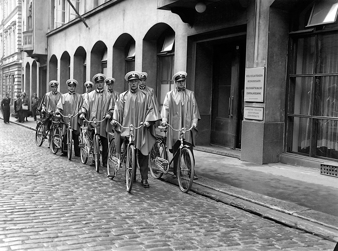 Sadevaippa eli -viitta mainitaan ensimmäisen kerran virkapukuasetuksessa 38/1900 suojana "sadetta ja rajuilmaa vastaan". Väriltään vaippa oli harmaa tai musta. Helsingin poliisilaitoksen polkupyöräosasto sadeviittoihin sonnustautuneena vuonna 1955.