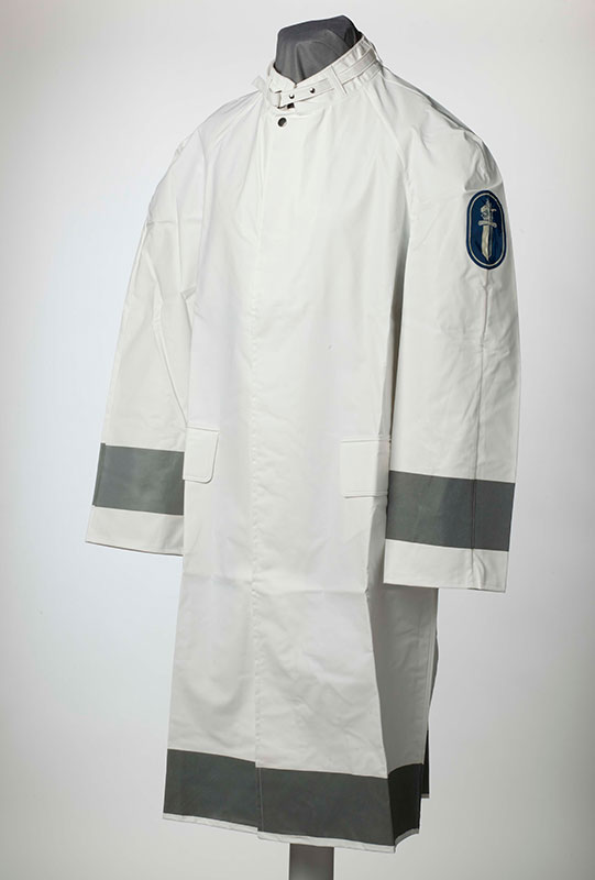 Valkoinen sadetakki mainitaan vuoden 1983 virkapukupäätöksessä liikenteenohjaajan erityisvarusteena. Kuva: Museokuva Matti Huuhka.